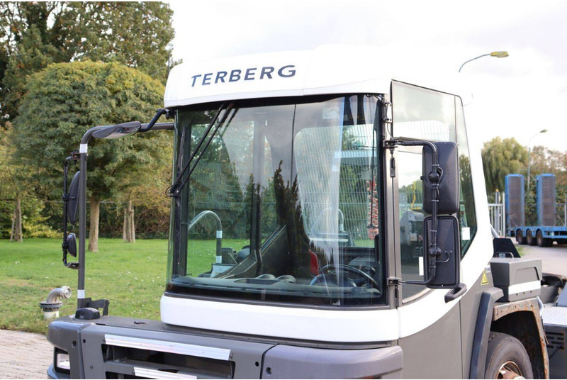 Tracteur portuaire Terberg DT183 Mega: photos 12 Tracteur portuaire Terberg DT183 Mega: photos 12