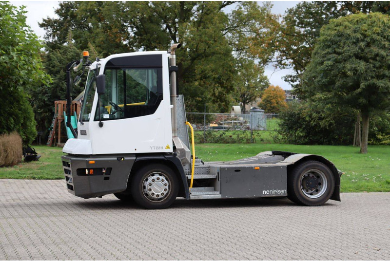 Terberg YT223 - Tracteur portuaire: photos 1 Terberg YT223 - Tracteur portuaire: photos 1