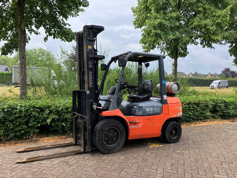 Toyota 02-7FGF30 - Chariot élévateur à gaz: photos 1 Toyota 02-7FGF30 - Chariot élévateur à gaz: photos 1