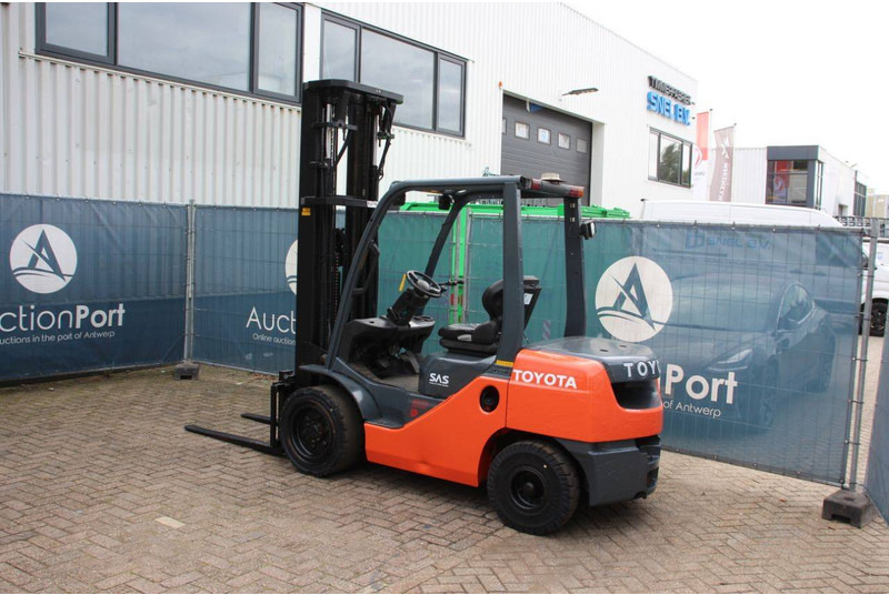 Toyota 02-8FDF30 - Chariot élévateur diesel: photos 3 Toyota 02-8FDF30 - Chariot élévateur diesel: photos 3