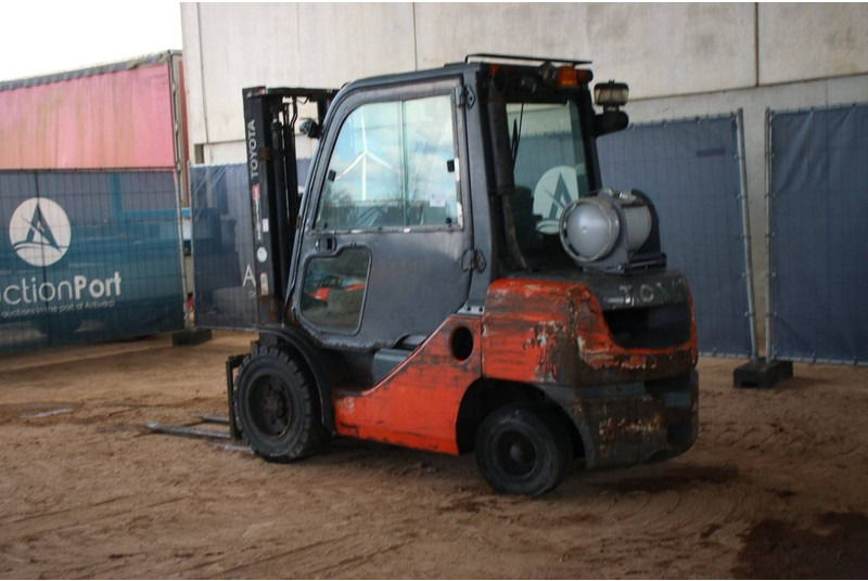 Toyota 06686GF30 - Chariot élévateur à gaz: photos 3 Toyota 06686GF30 - Chariot élévateur à gaz: photos 3