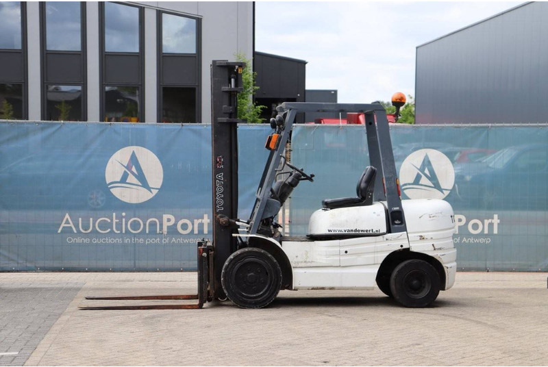 Toyota 62-6FDF30 - Chariot élévateur diesel: photos 1 Toyota 62-6FDF30 - Chariot élévateur diesel: photos 1