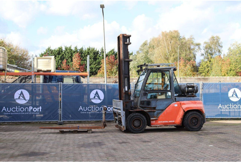 Toyota 8FG70N - Chariot élévateur à gaz: photos 1 Toyota 8FG70N - Chariot élévateur à gaz: photos 1