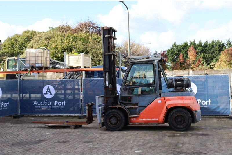 Toyota 8FG70N - Chariot élévateur à gaz: photos 3 Toyota 8FG70N - Chariot élévateur à gaz: photos 3