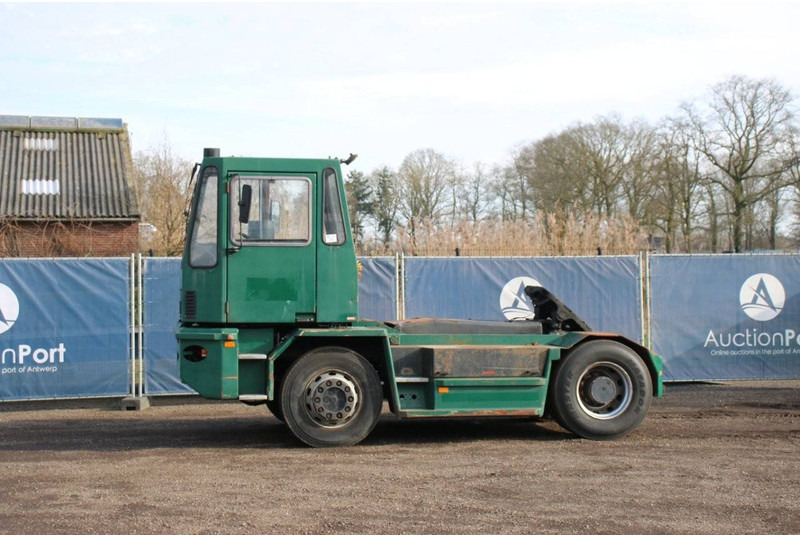 Volvo  - Tracteur portuaire: photos 1 Volvo  - Tracteur portuaire: photos 1
