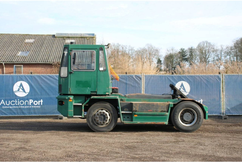 Volvo  - Tracteur portuaire: photos 2 Volvo  - Tracteur portuaire: photos 2