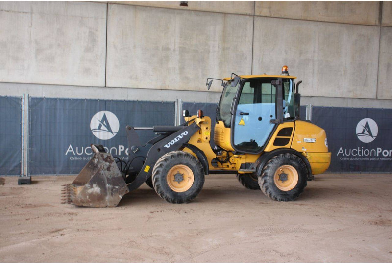 Volvo L25F-P - Chargeuse sur pneus: photos 1 Volvo L25F-P - Chargeuse sur pneus: photos 1