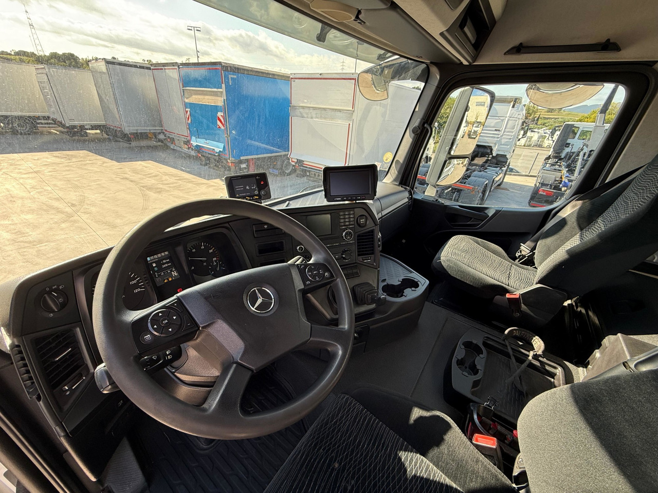MERCEDES BENZ 26.36 Arocs E6 (Platform and Crane) - Camion plateau, Camion grue: photos 4 MERCEDES BENZ 26.36 Arocs E6 (Platform and Crane) - Camion plateau, Camion grue: photos 4