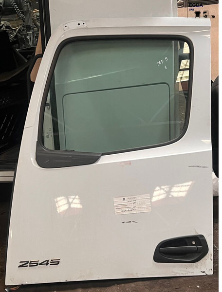 Mercedes-Benz MP4, MP5 - Portière et pièces: photos 1 Mercedes-Benz MP4, MP5 - Portière et pièces: photos 1