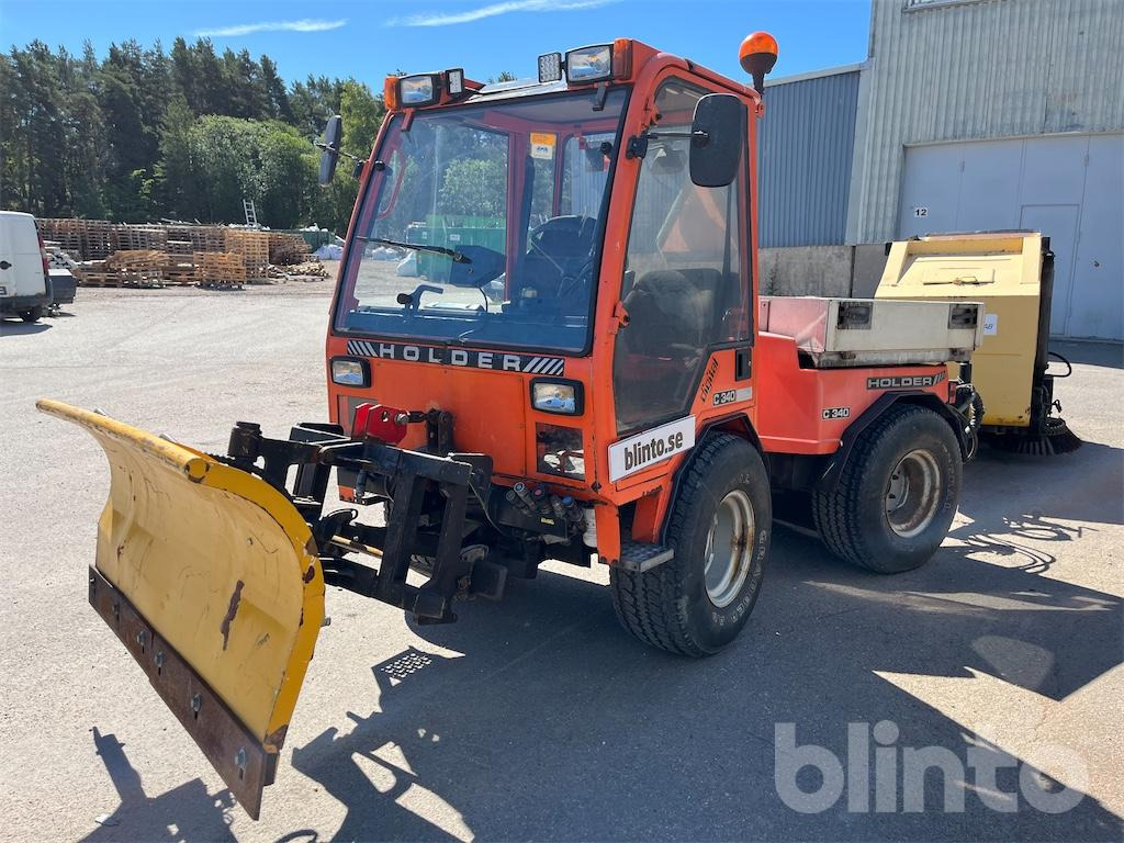 HOLDER C340 med sopvals, sandspridare och plog - Tracteur agricole: photos 1 HOLDER C340 med sopvals, sandspridare och plog - Tracteur agricole: photos 1