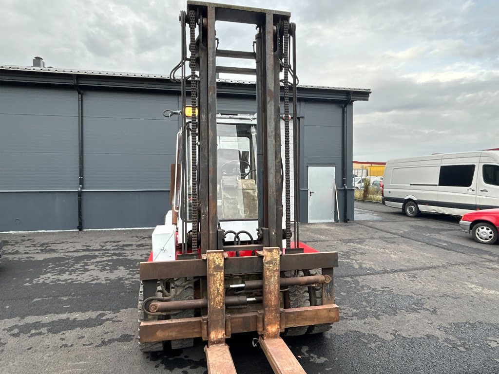 Nissan Df05 70U - Chariot élévateur diesel: photos 2 Nissan Df05 70U - Chariot élévateur diesel: photos 2