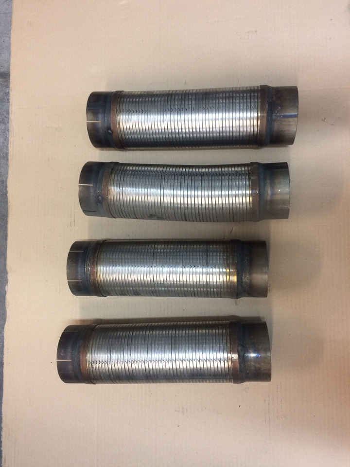 TUBO FLESSIBILE DI SCARICO MAN 81152100099 - Tube d'echappement pour Camion: photos 1 TUBO FLESSIBILE DI SCARICO MAN 81152100099 - Tube d'echappement pour Camion: photos 1