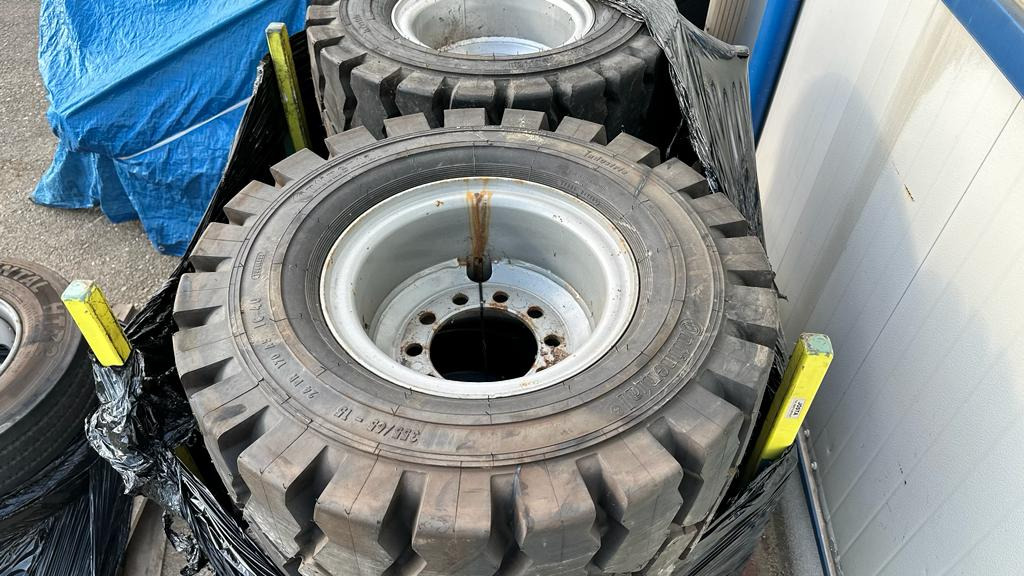 CONTINENTAL CSE ROBUST 355/65 15 - Pneus et jantes pour Camion: photos 1 CONTINENTAL CSE ROBUST 355/65 15 - Pneus et jantes pour Camion: photos 1