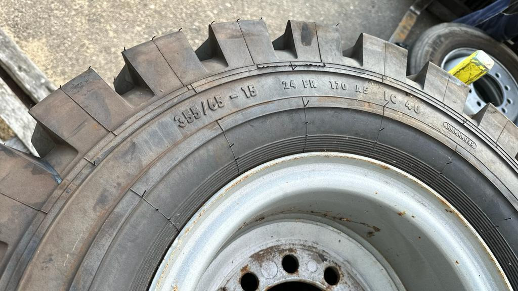 CONTINENTAL CSE ROBUST 355/65 15 - Pneus et jantes pour Camion: photos 2 CONTINENTAL CSE ROBUST 355/65 15 - Pneus et jantes pour Camion: photos 2