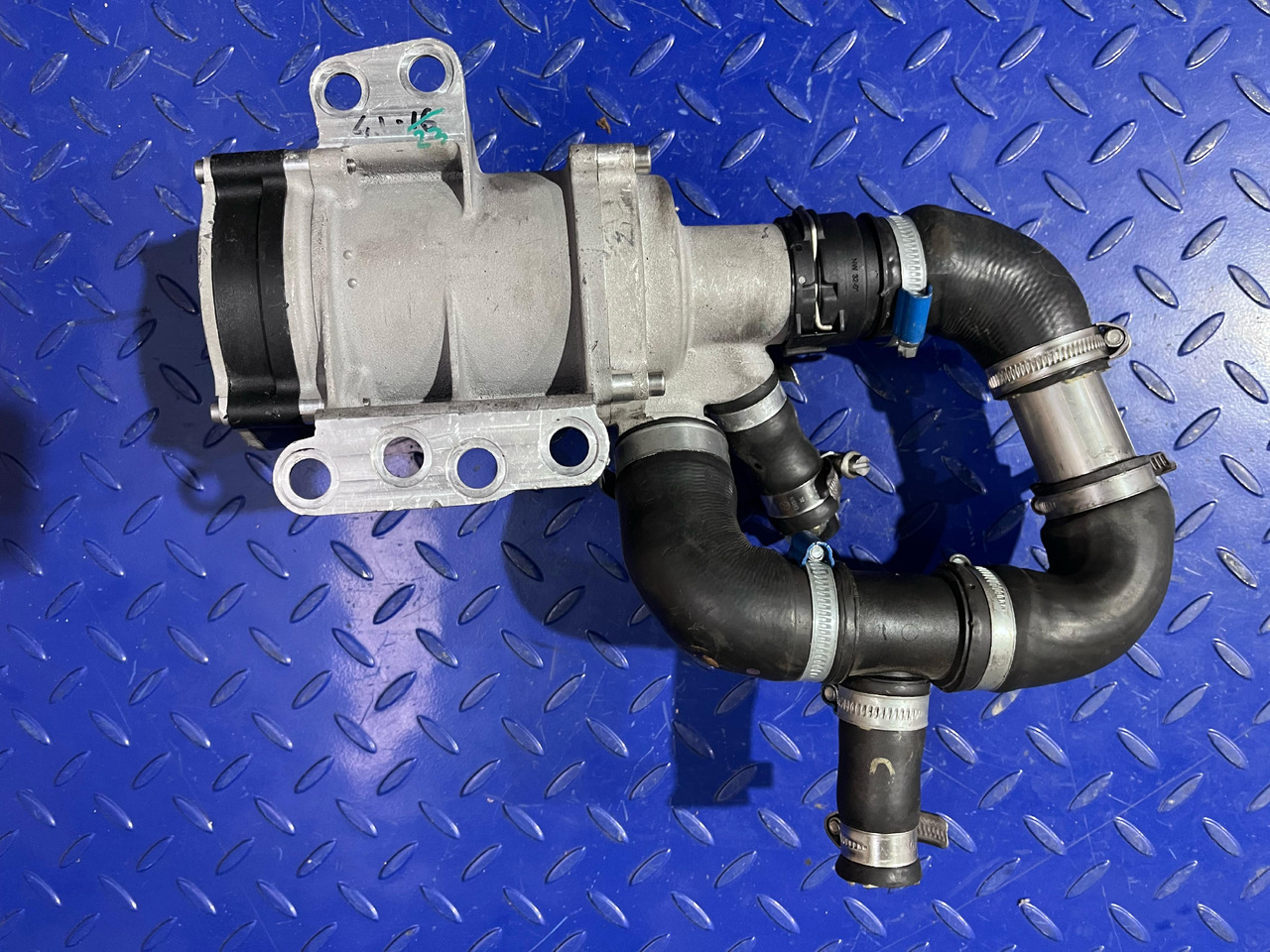 Mercedes Benz Water Pump A2562000600 - Hydraulique: photos 1 Mercedes Benz Water Pump A2562000600 - Hydraulique: photos 1