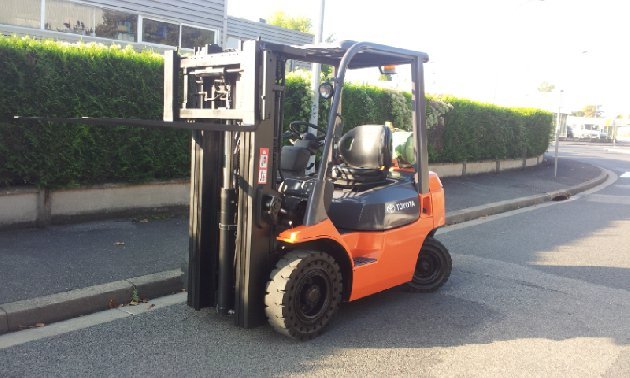 Toyota 7FGF20 - Chariot élévateur à gaz: photos 1 Toyota 7FGF20 - Chariot élévateur à gaz: photos 1